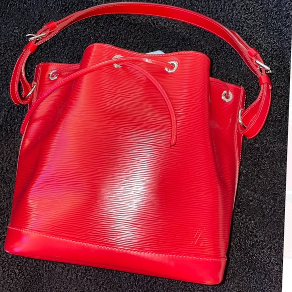 Red Louis Vuitton bucket bag - Picture 8 of 8